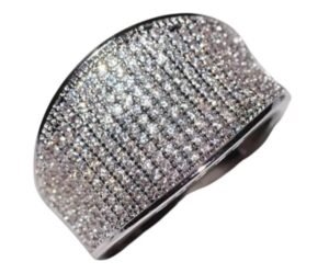 anillo de plata de rodio, pavimentado con circonias.