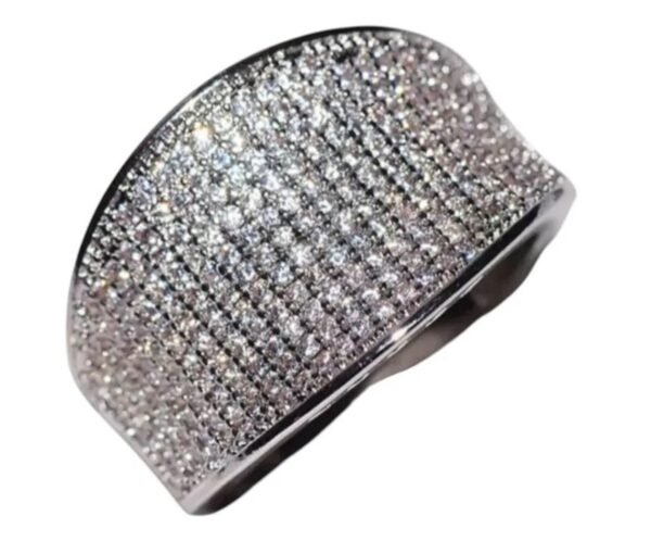 anillo de plata de rodio, pavimentado con circonias.