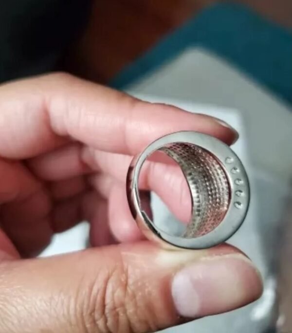 anillo de plata de rodio, pavimentado con circonias.