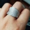 anillo de plata de rodio, pavimentado con circonias.