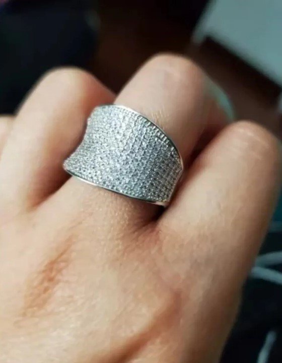 anillo de plata de rodio, pavimentado con circonias.