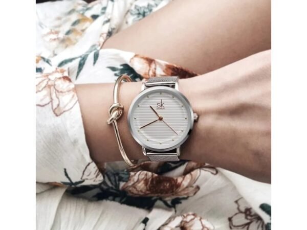reloj shengke, color plateado dama.